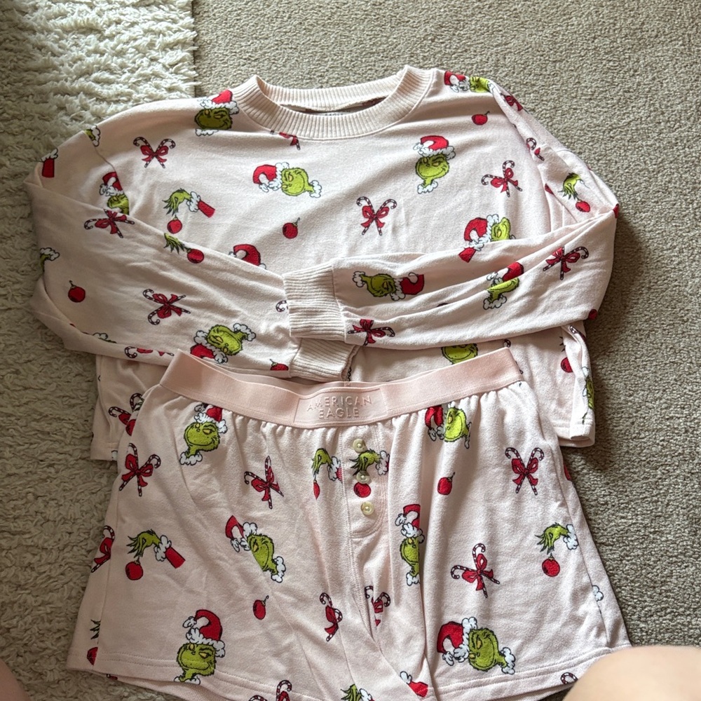 Pink Grinch Pajama Set
Never wore